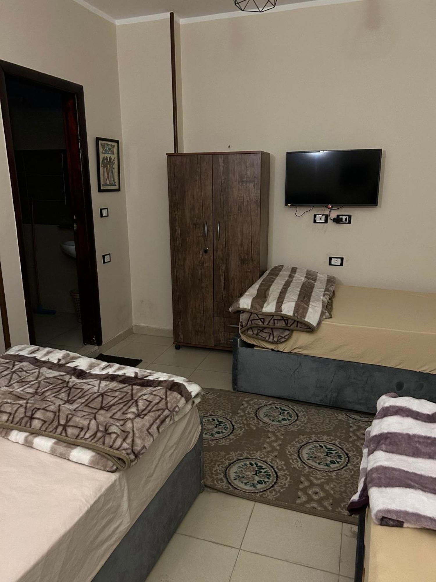 Pyramids Road Guest House Cozy Rooms And Rooftop Breakfast With The Pyramids View Nazlet el-Sîsi Exterior foto