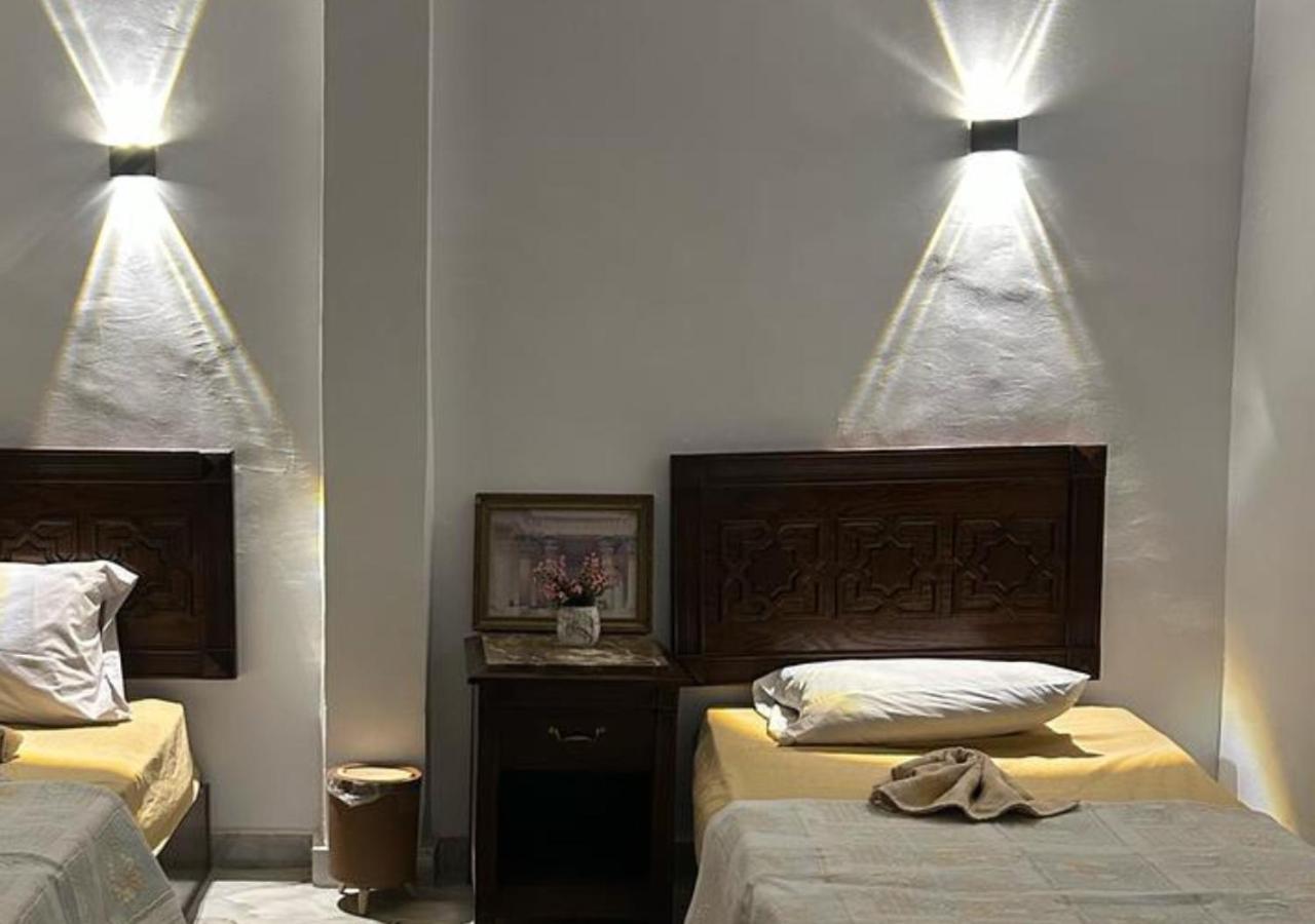 Pyramids Road Guest House Cozy Rooms And Rooftop Breakfast With The Pyramids View Nazlet el-Sîsi Exterior foto