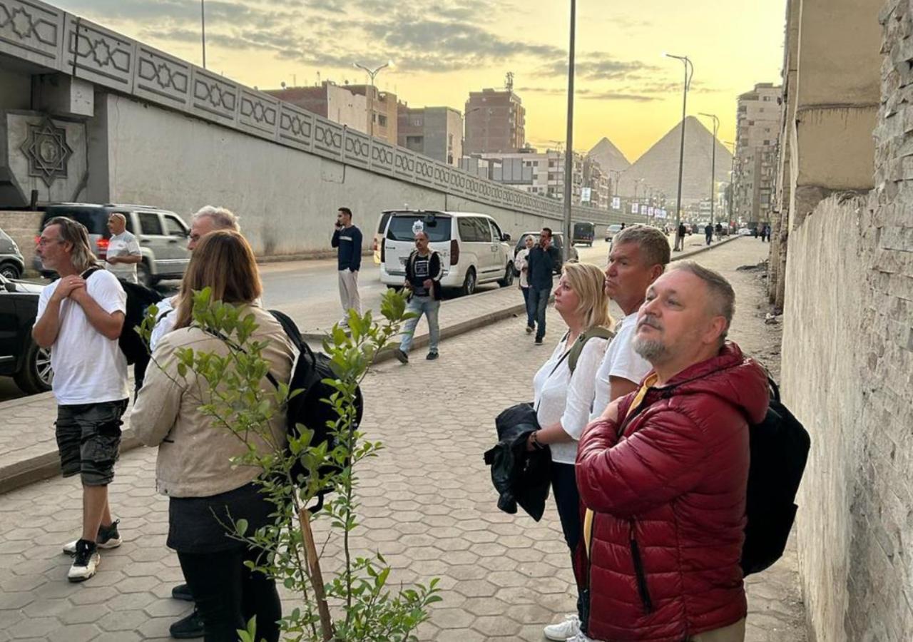 Pyramids Road Guest House Cozy Rooms And Rooftop Breakfast With The Pyramids View Nazlet el-Sîsi Exterior foto